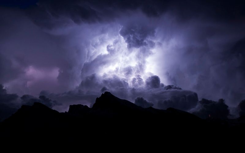 SANA: O(n²)→O(n) Linear Attention으로 1024² 이미지 0.6초 생성