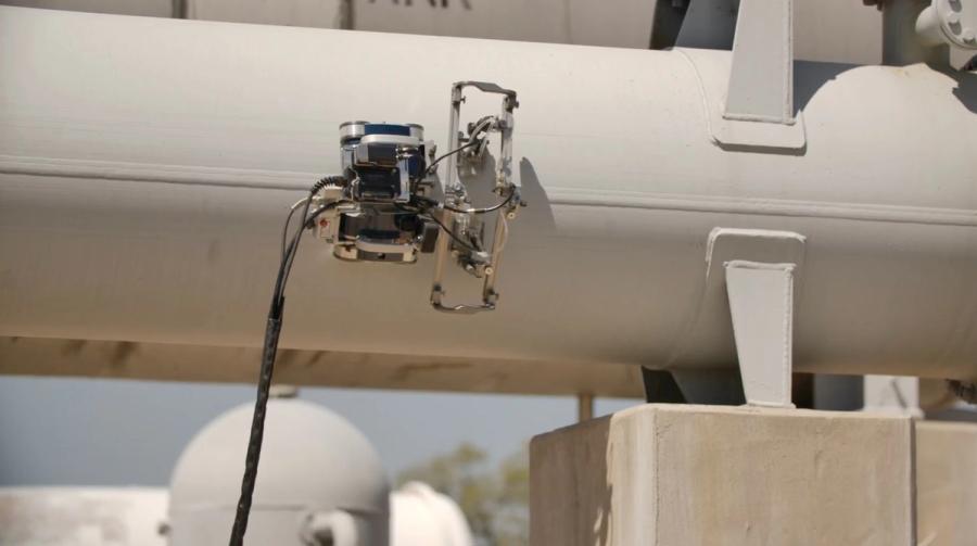 Navic crawler running phased array ultrasonic testing on a pipe