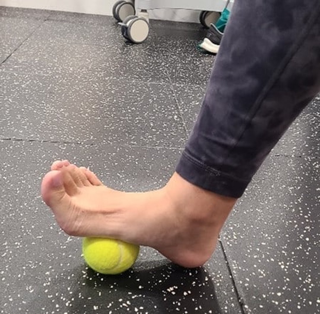 Foot trigger ball