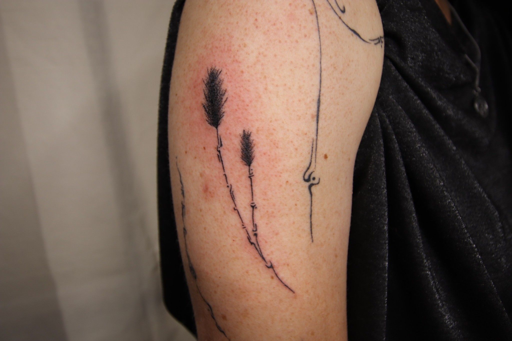 Tatouage pattes de lapin avec ornements