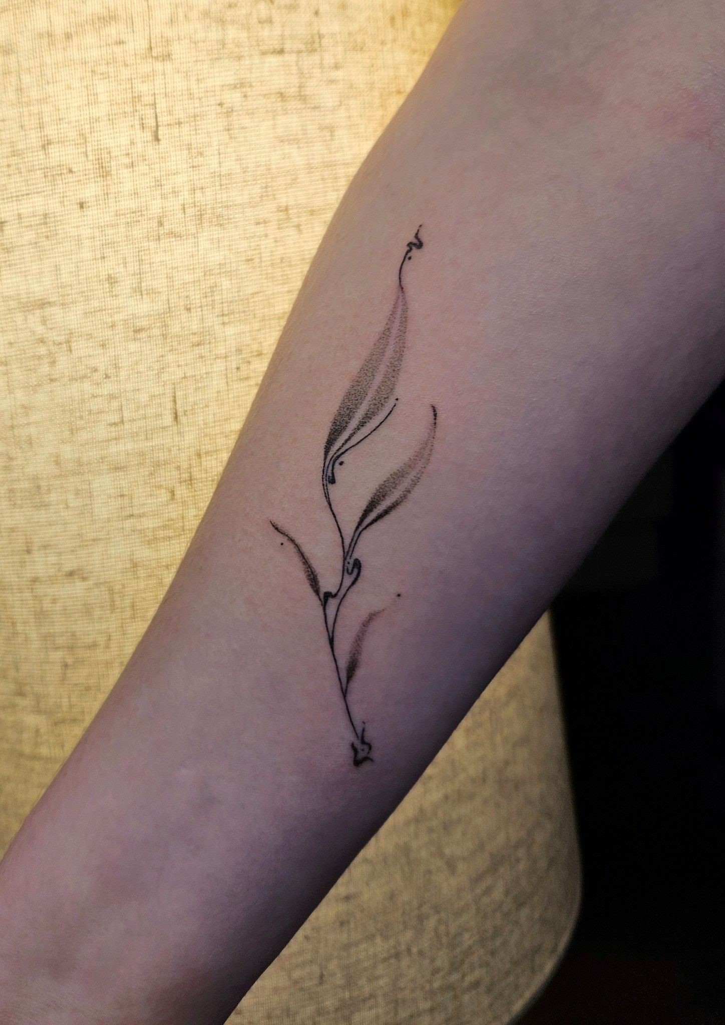 Tatouage feuillage handpoke avec ombrages
