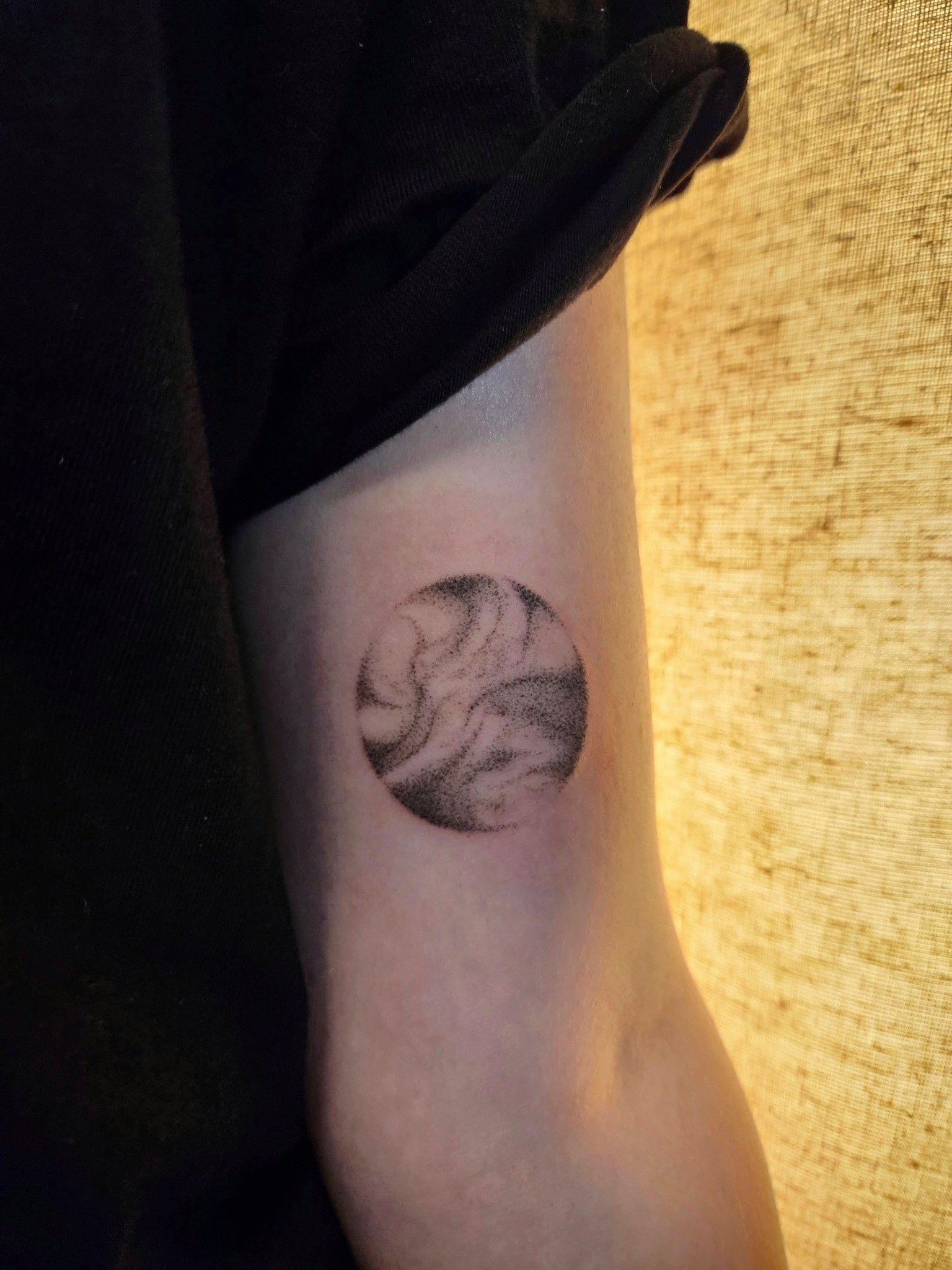 Tatouage cercle dotwork bras ombrage