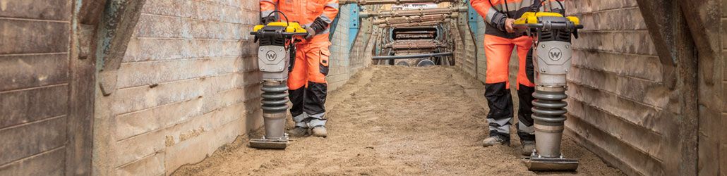 Trilstampers in een sleuf