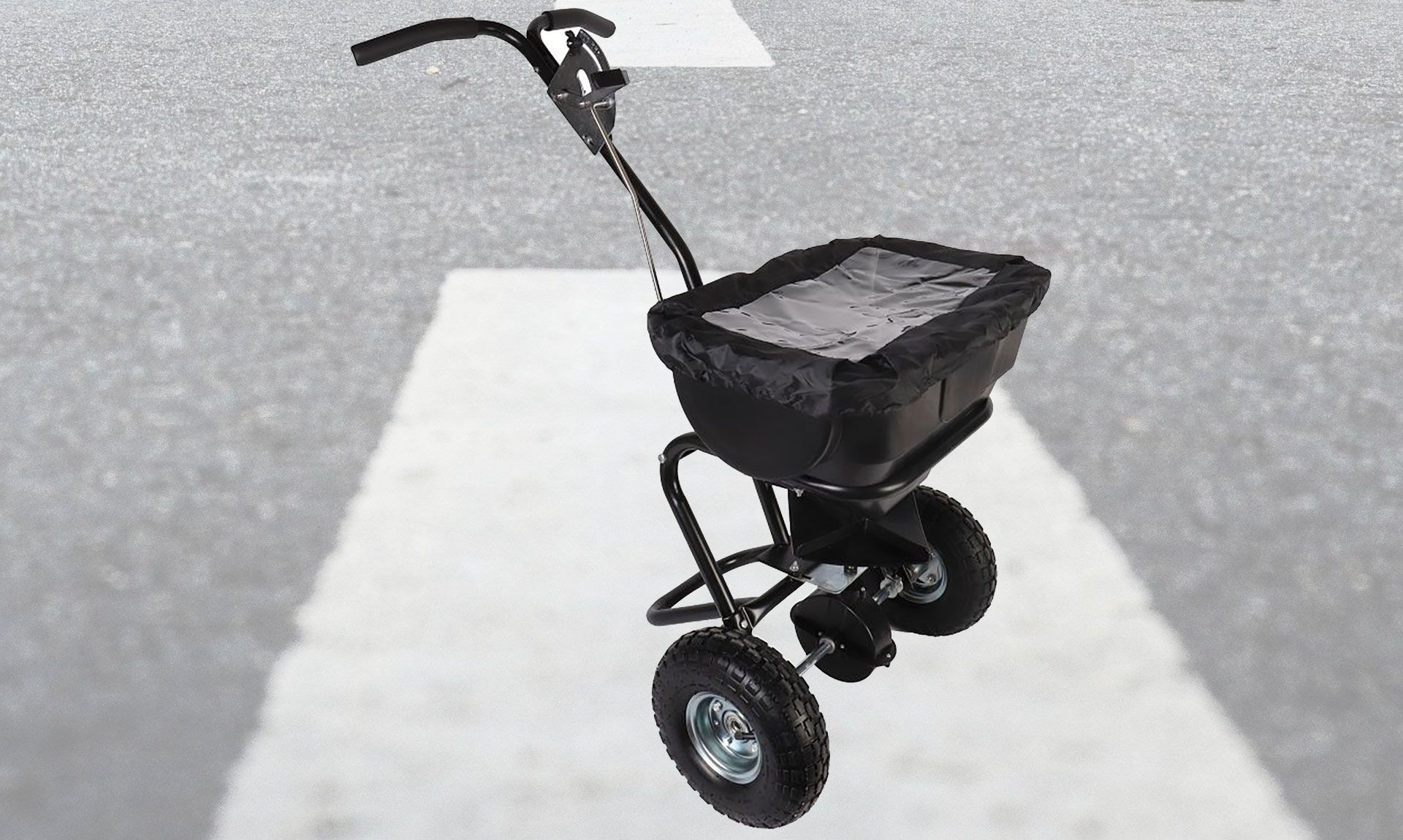 Zoutstrooier op een stuk asfaltweg