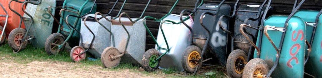 Een heleboel oude kruiwagens