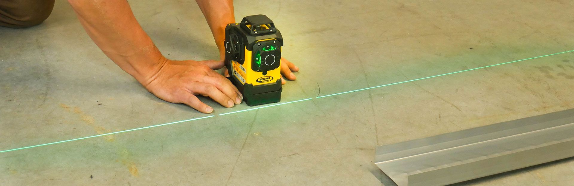 Kruislijnlaser Spectra projecteert een groene lijn op de vloer