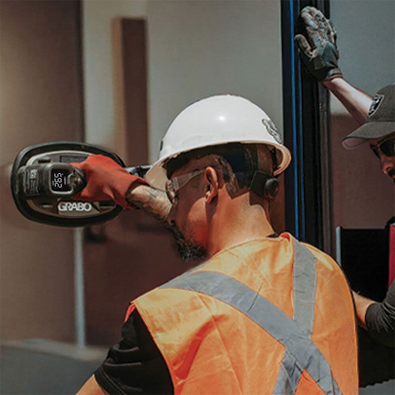 Man met Nemo Grabo Brushless in de hand op een glazen ruit