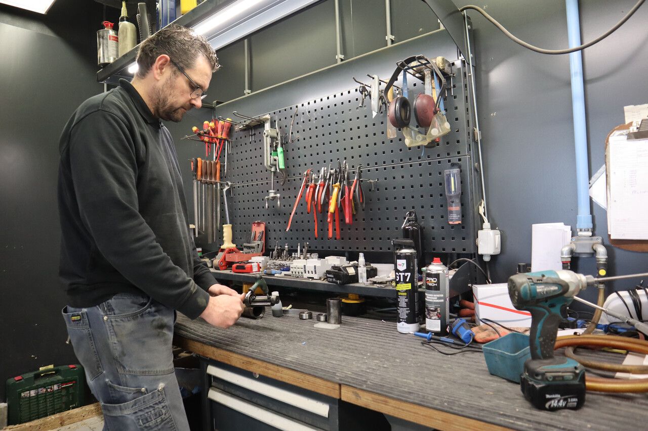 Monteur bezig met onderhoud