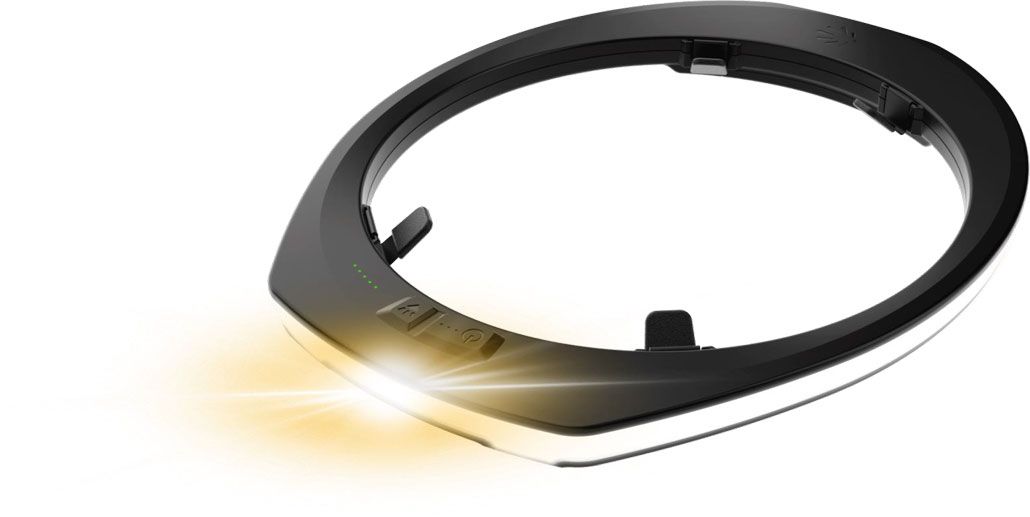 Close-up van een Halo helmlamp in een ringvormig ontwerp met ledverlichting aan de voorkant en bedieningsknoppen op het oppervlak.