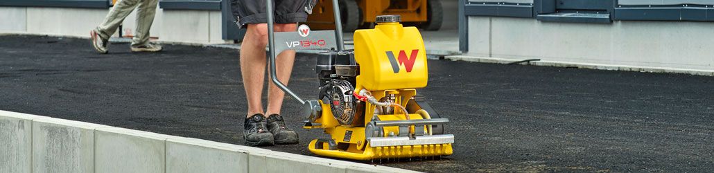 Trilplaat Wacker Neuson op asfalt