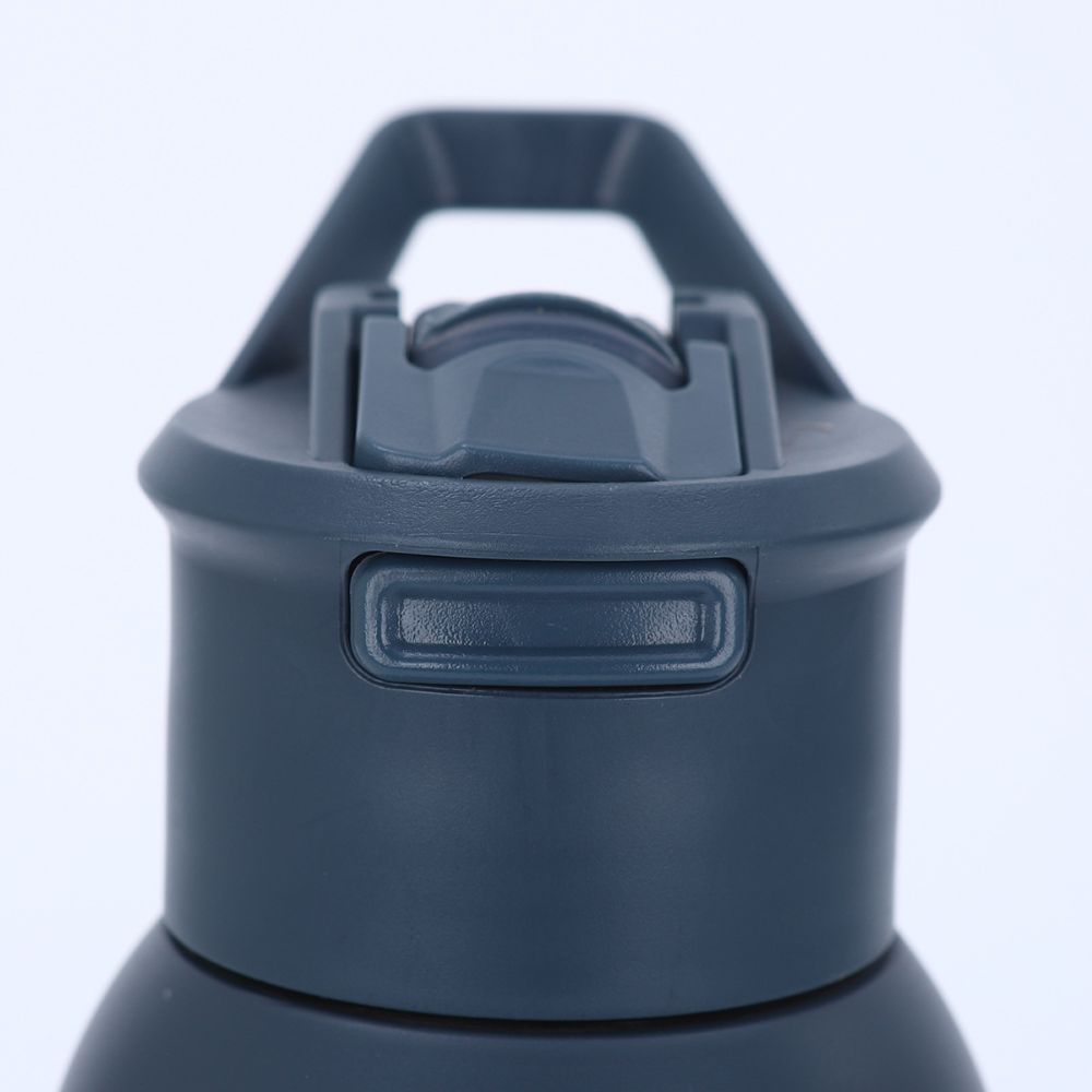 Front view of press-button handle lid on insulated sports bottle