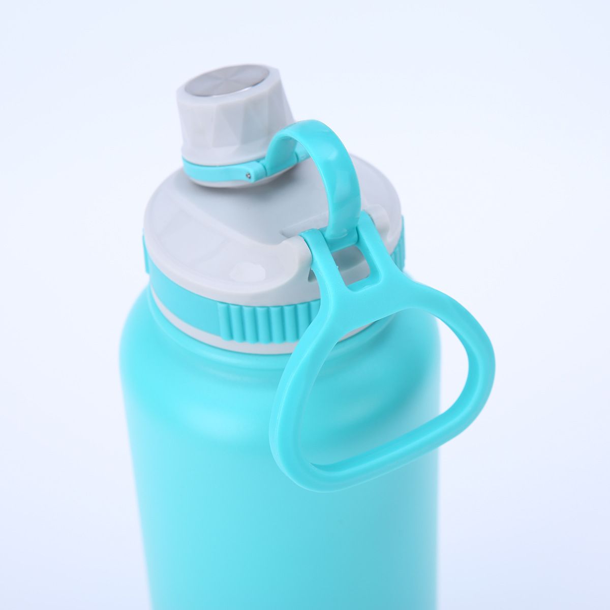 Close-up of carry handle and lid hinge