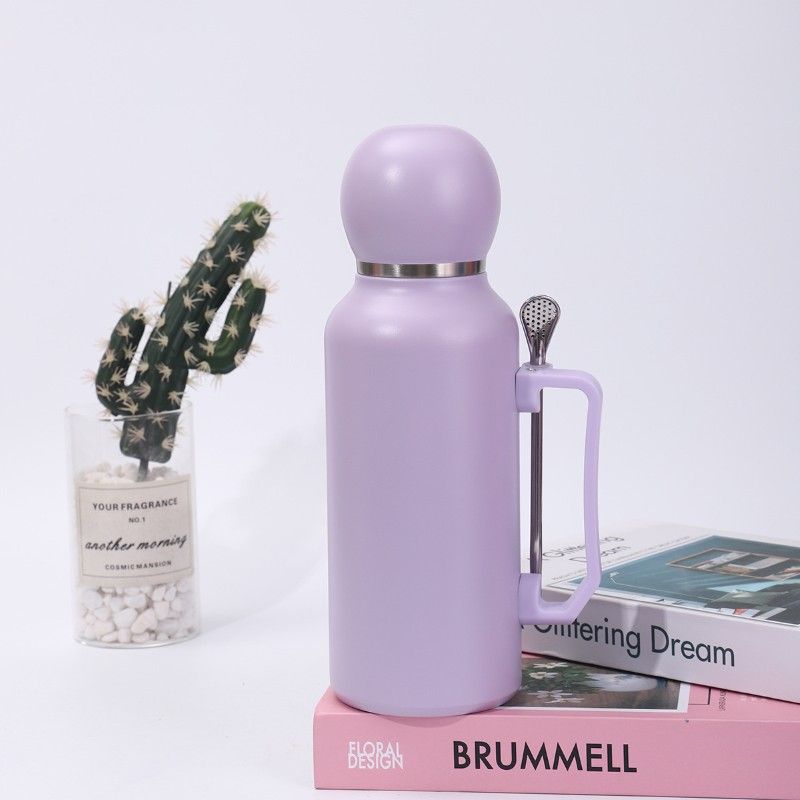 Large-capacity insulated water jug lifestyle display