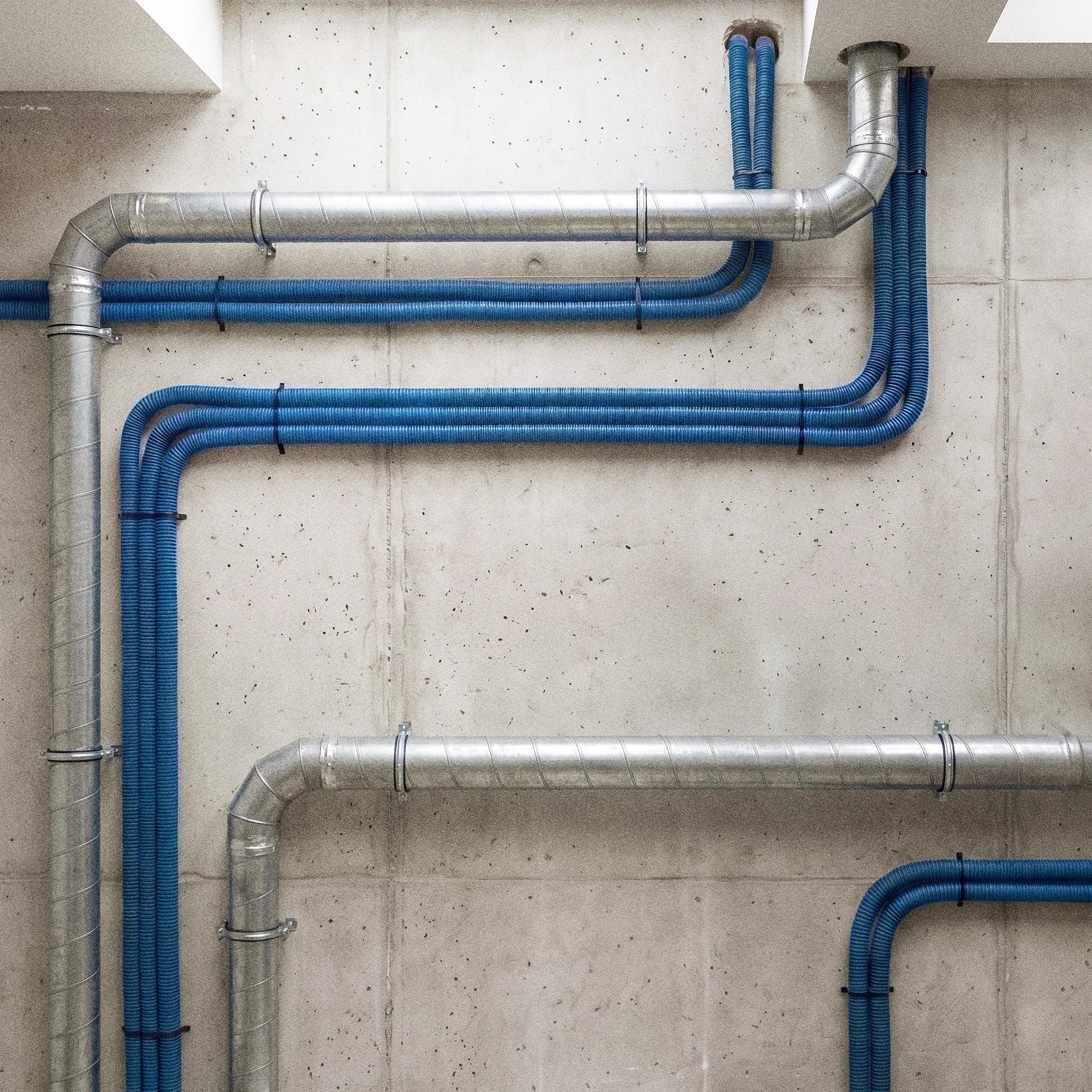 Lanksčių mėlynų ortakių ir cinkuotų metalinių vamzdžių palyginimas objekte