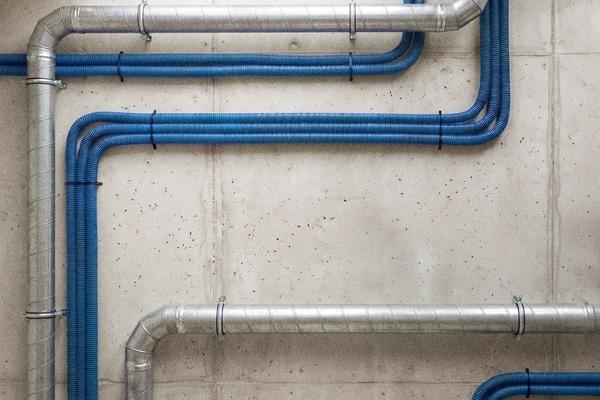 Lanksčių mėlynų ortakių ir cinkuotų metalinių vamzdžių palyginimas objekte