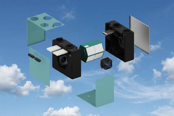 OXYGEN rekuperatorius modernioje techninėje patalpoje, pabrėžiantis kompaktišką montavimą ir išmanų valdymą