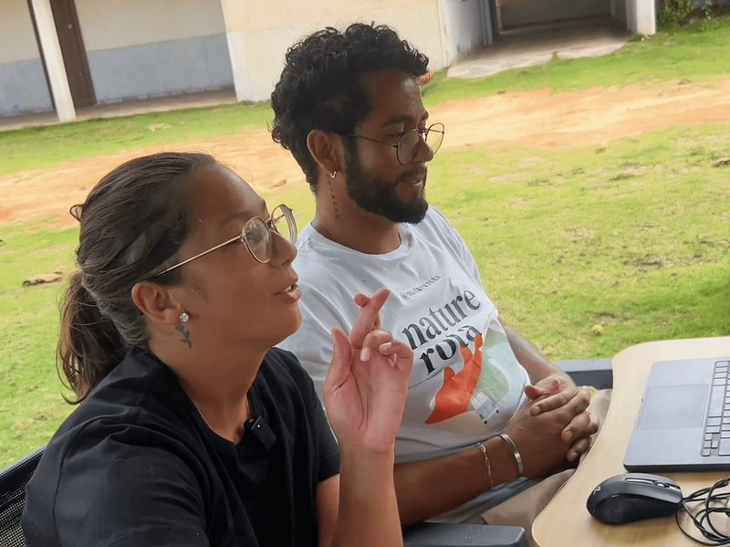 Renan e Millena trabalhando