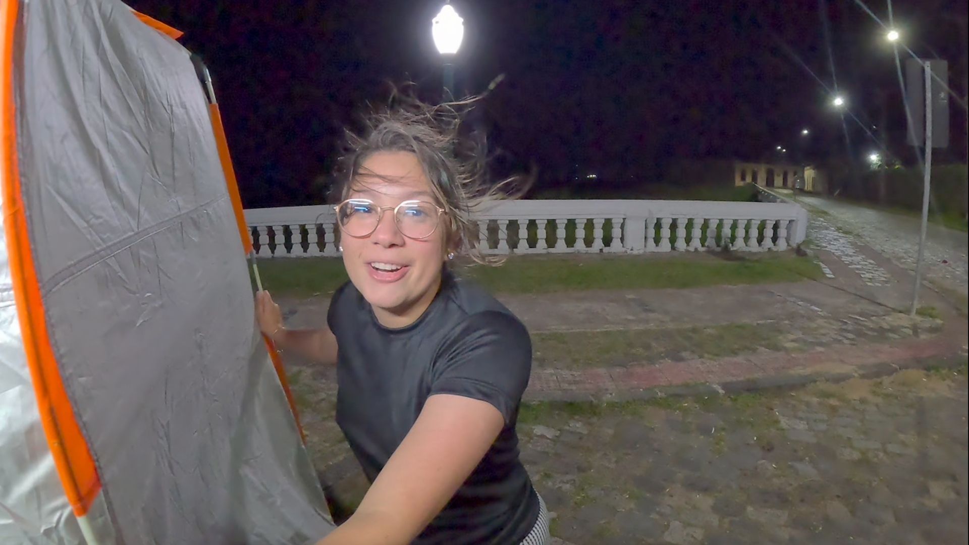 Guia de Pernoite Seguro na Estrada: Como Escolher, Onde Fugir e Nosso Checklist