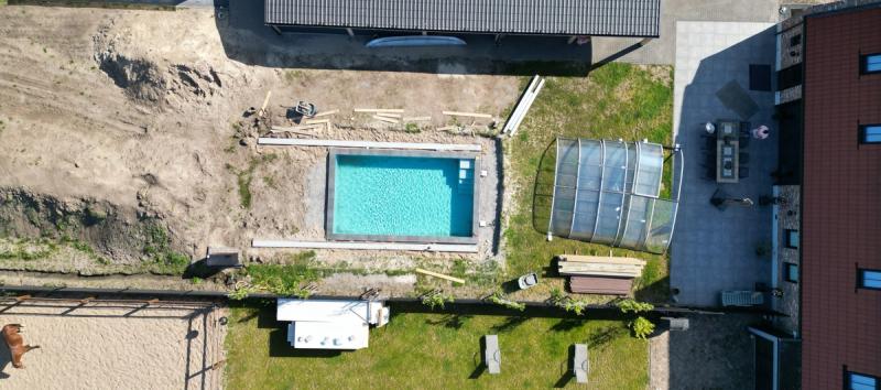 Plaatsing van een moderne overkapping voor onbeperkt zwemplezier