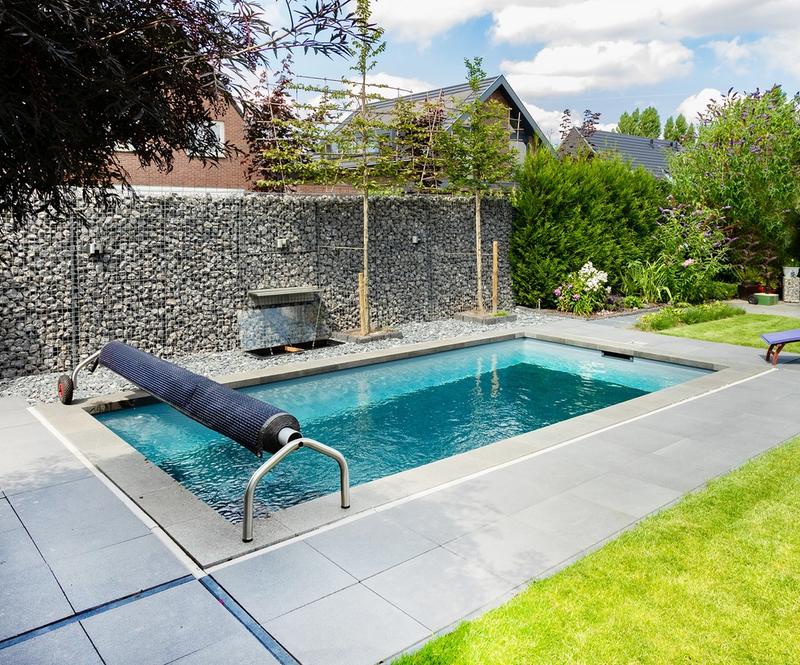 Een tijdloos zwembad in een tuin vol waterspel