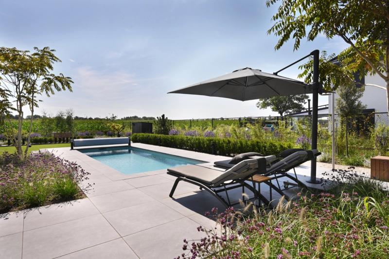 Een luxe zwembad bij een moderne villa