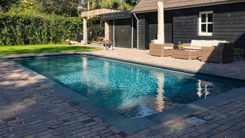 Een tijdloos zwembad aan een landelijke terras