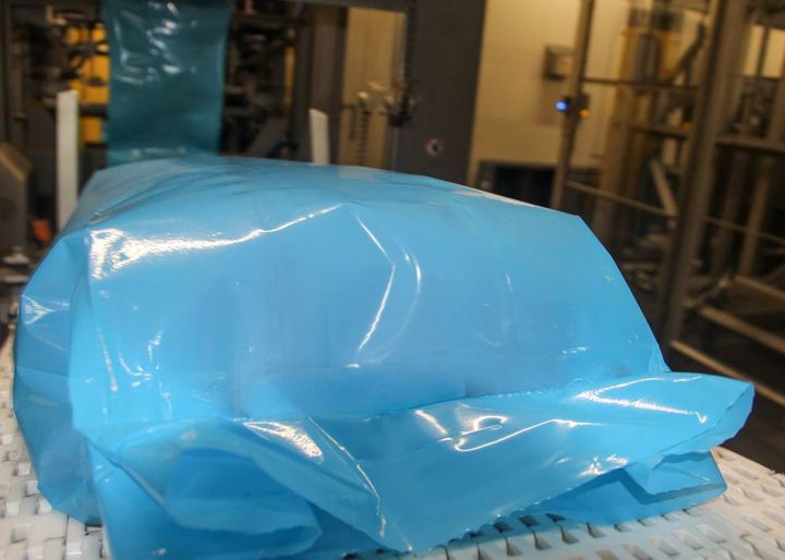 Blauwe folie op de industriële lijn