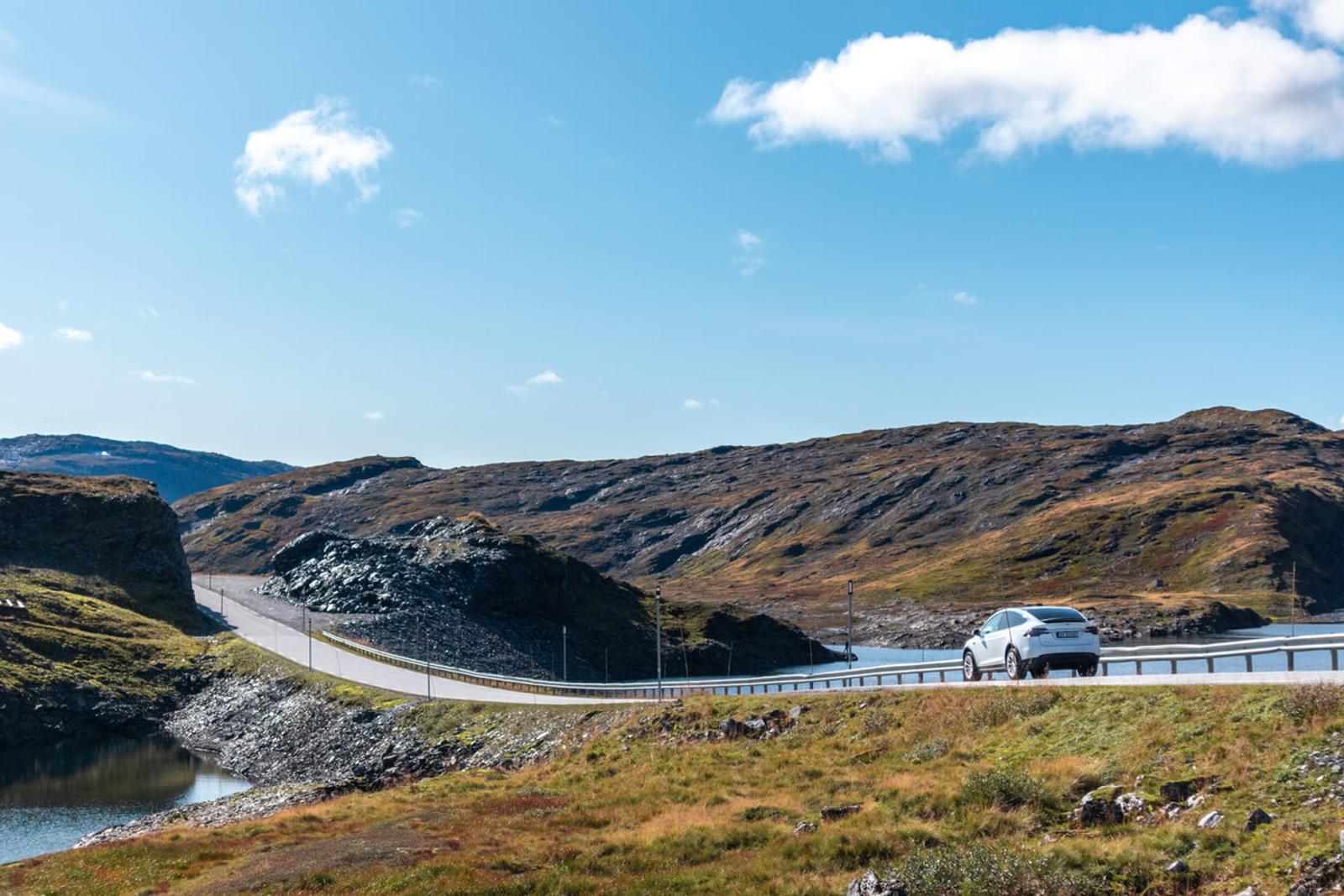 car-on-road-in-mountains