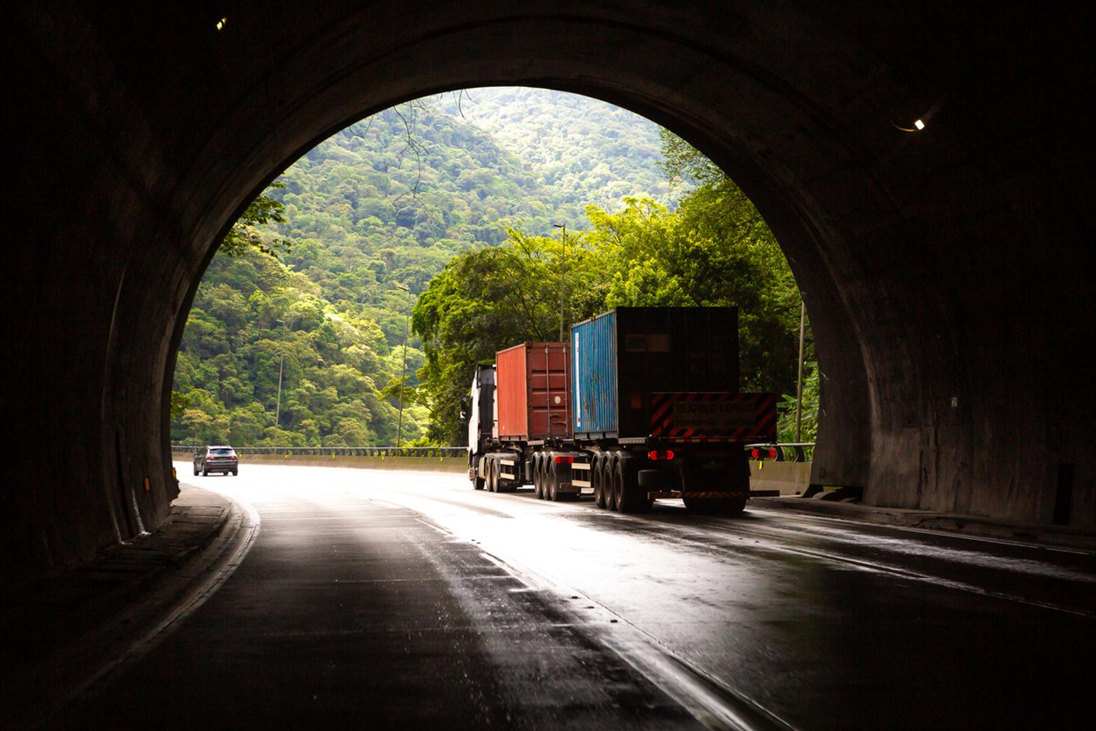 Truck carrying two containers, leaving a tunnel on the Imigrantes road