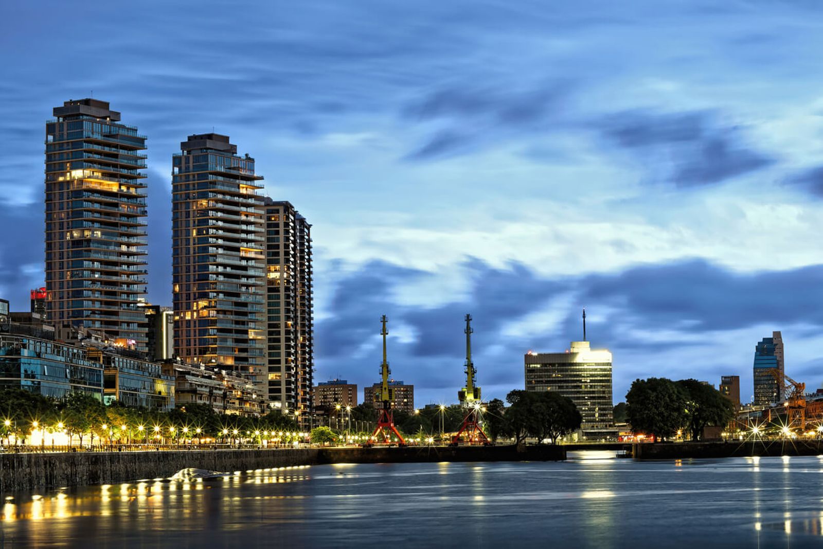 Panorama urbano de Buenos Aires por la noche