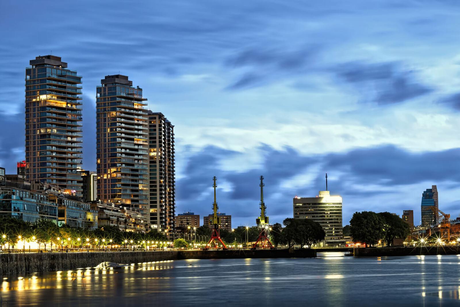 Panorama urbano de Buenos Aires por la noche