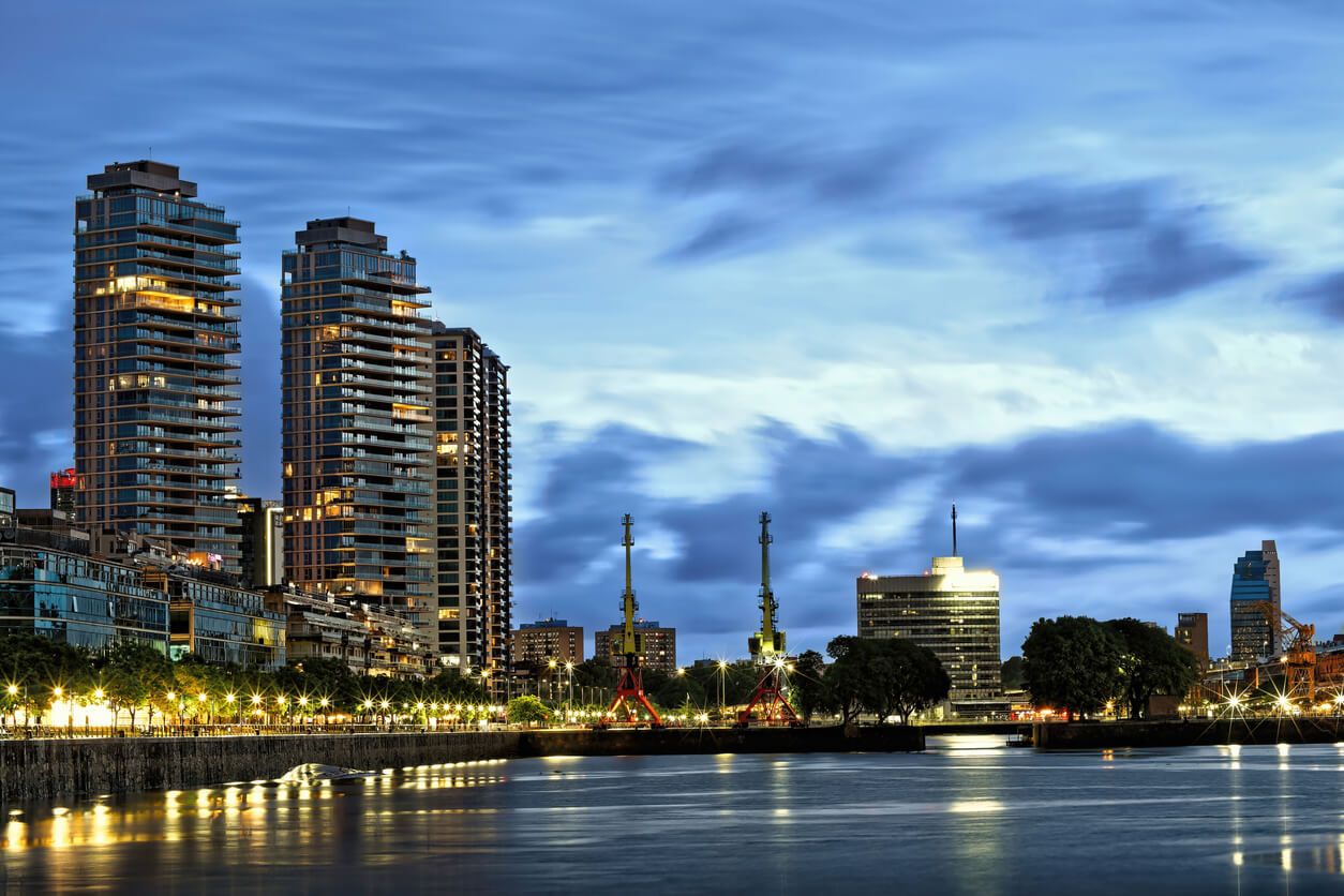Panorama urbano de Buenos Aires por la noche