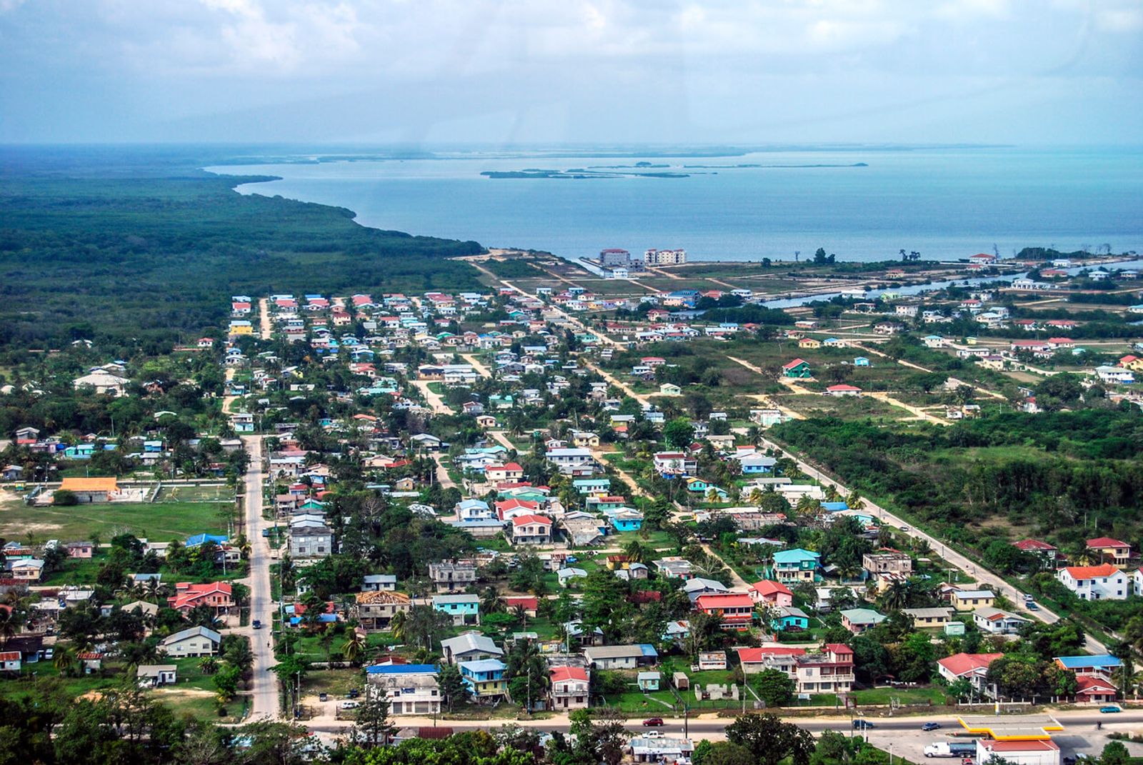 Volando sobre la Ciudad de Belice, América Central