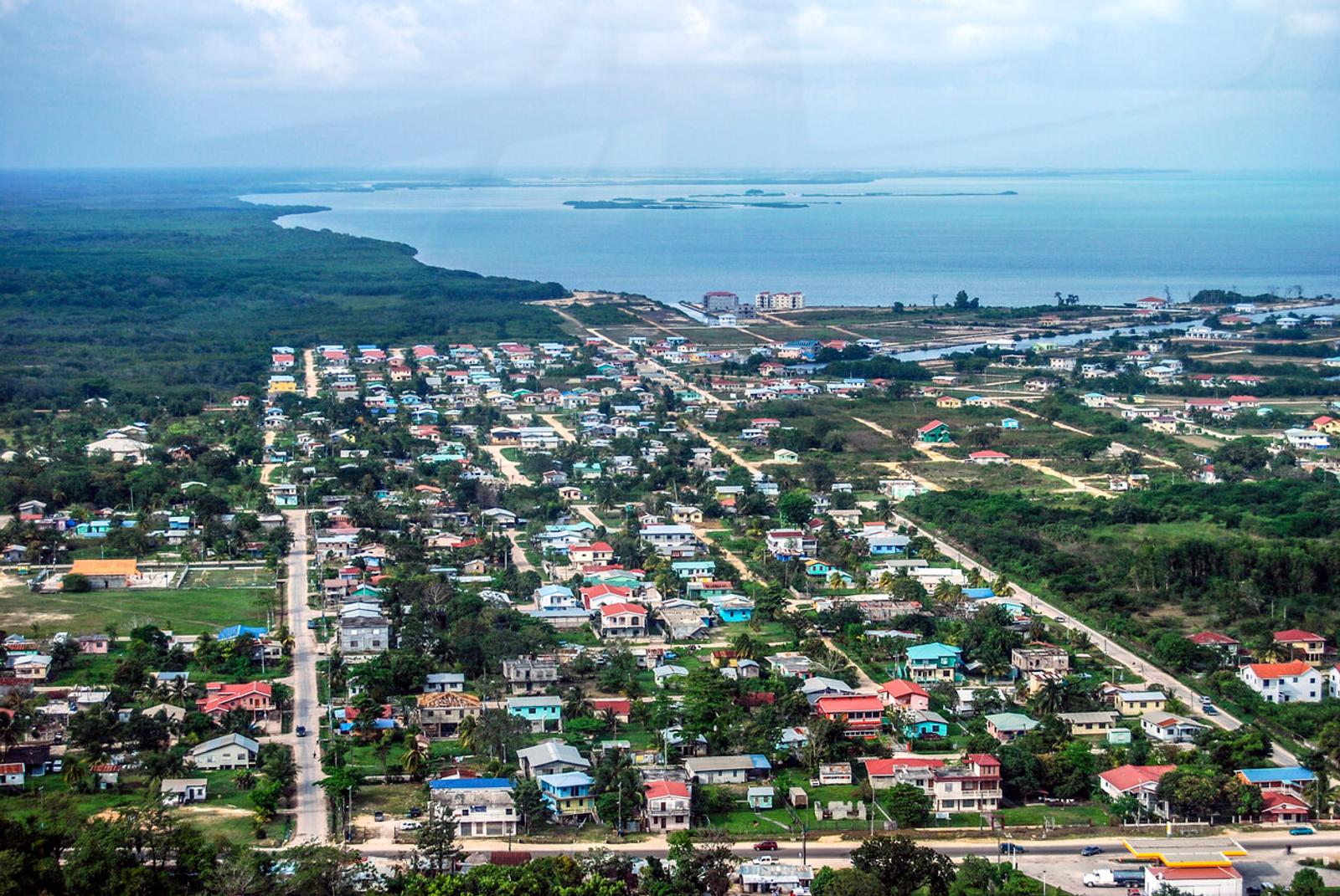 Volando sobre la Ciudad de Belice, América Central