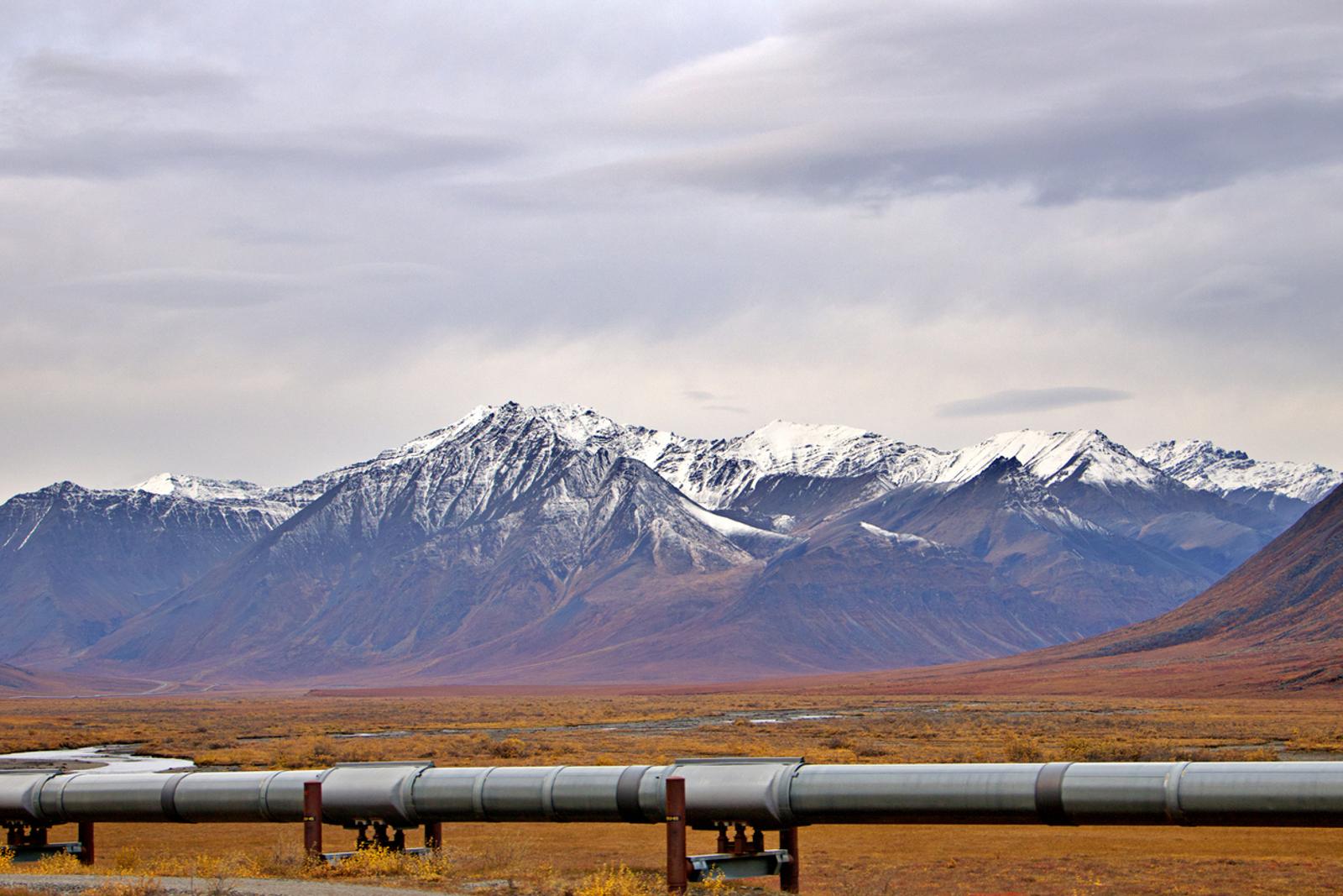 alaska pipeline winding up to mountains