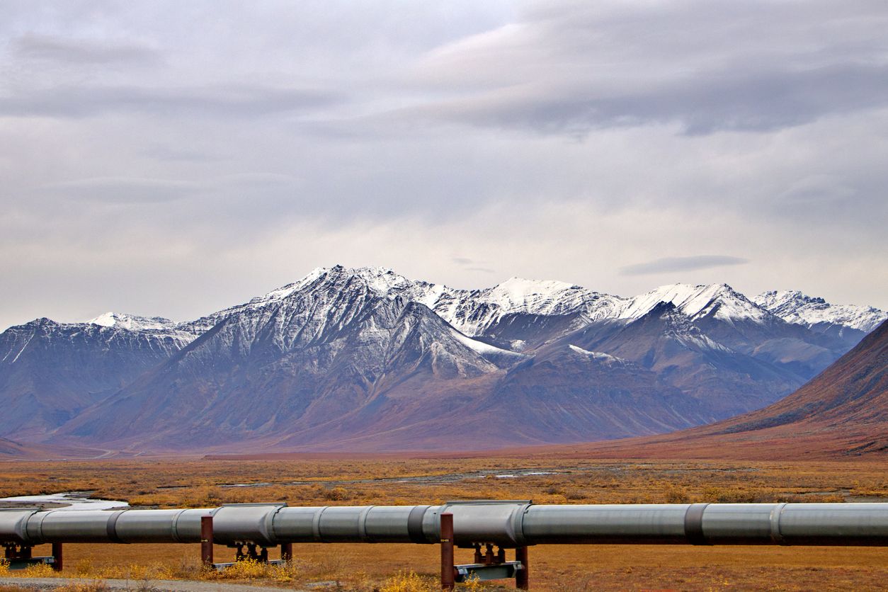 alaska pipeline winding up to mountains