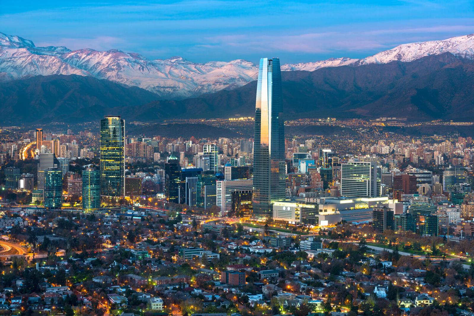 Los distritos de Providencia y Las Condes con el rascacielos Costanera Center, la Torre Titanium y la Cordillera de Los Andes, Santiago de Chile