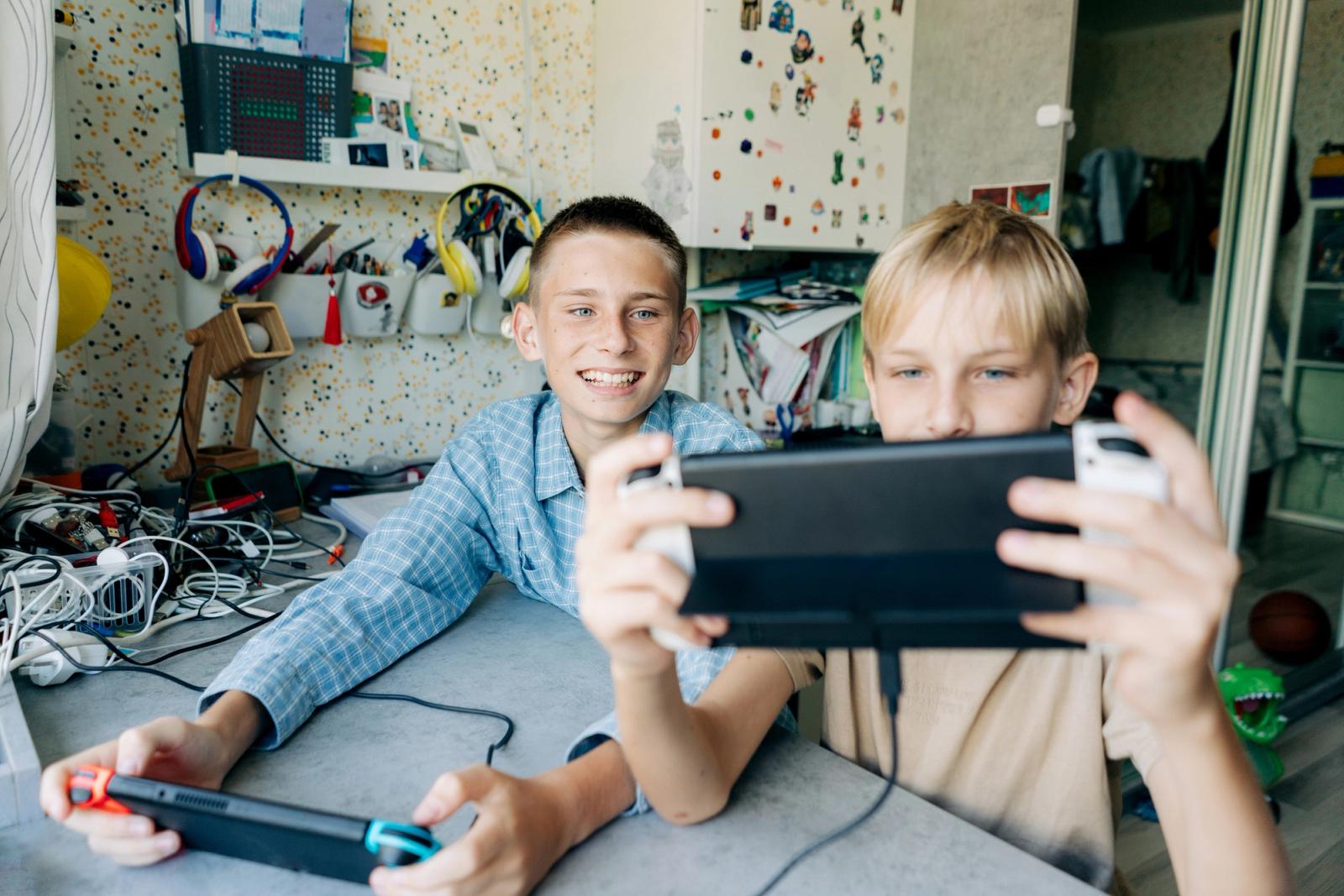 kids playing nintendo switch