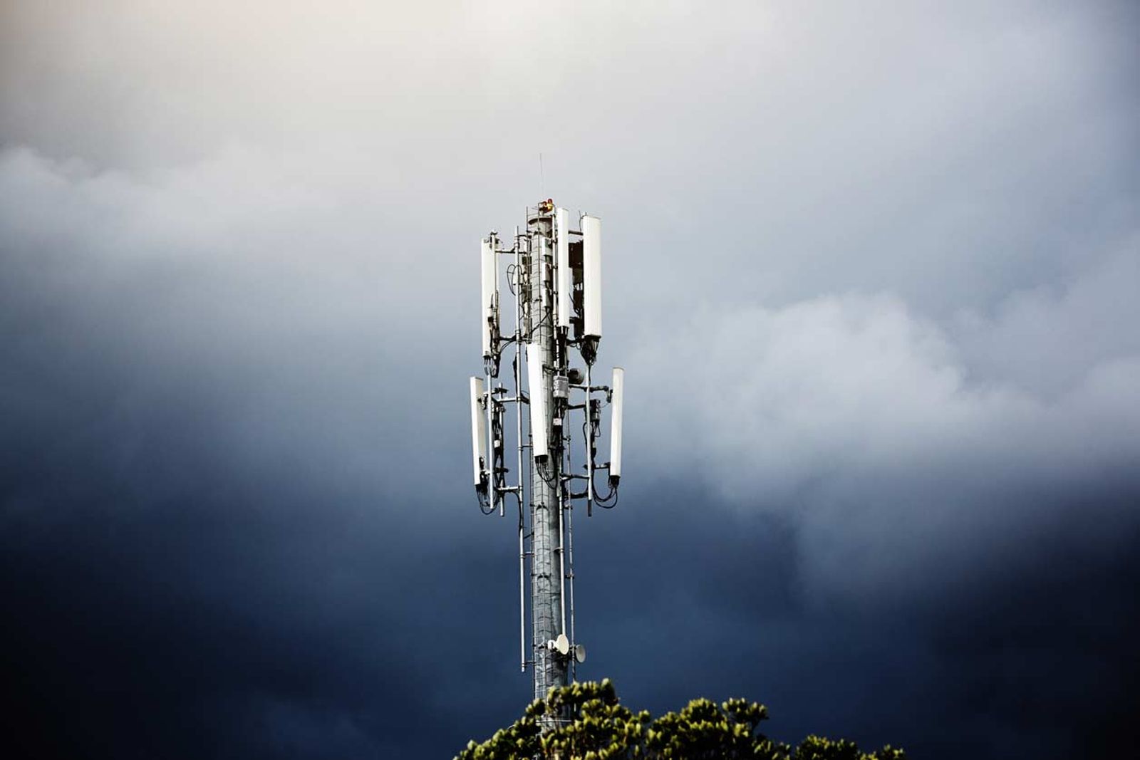Torre de celular cielo oscuro