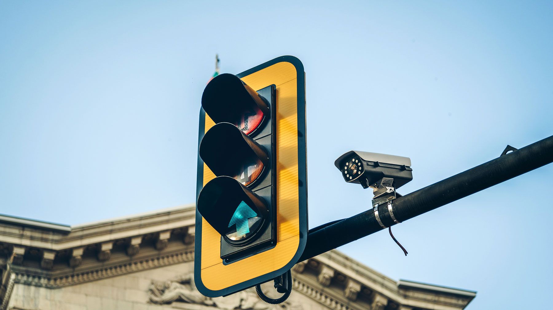 smart traffic light monitoring street