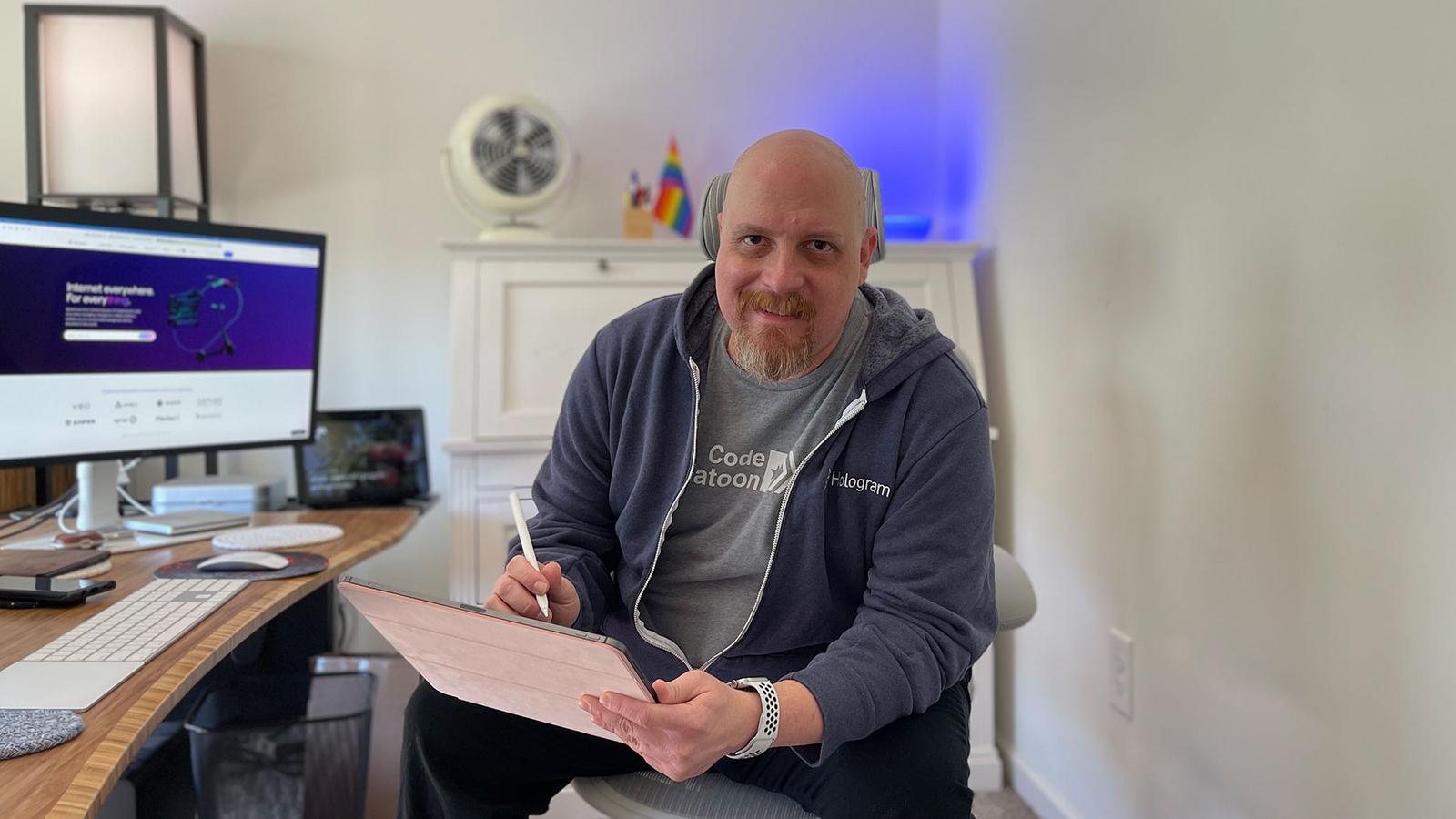 Julian, Hologram engineer