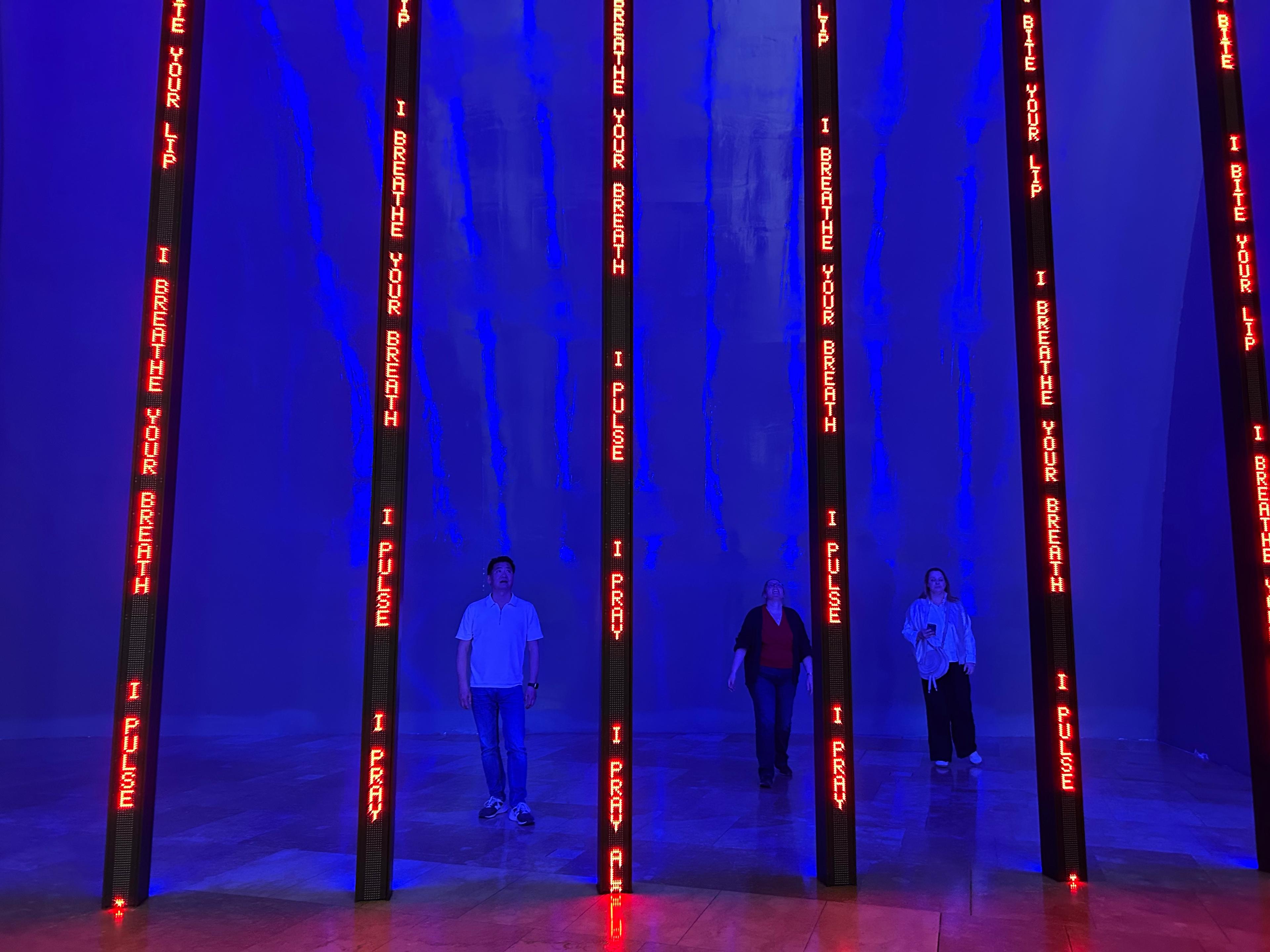 Kim Hooiveld (The Economic Board), Marieke Willems (SEECE) en Astrid Hoge (HAN Academiedirecteur IT en Mediadesign) staan in Immersieve installatie van Jenny Holzer in het Guggenheim Museum Bilbao
