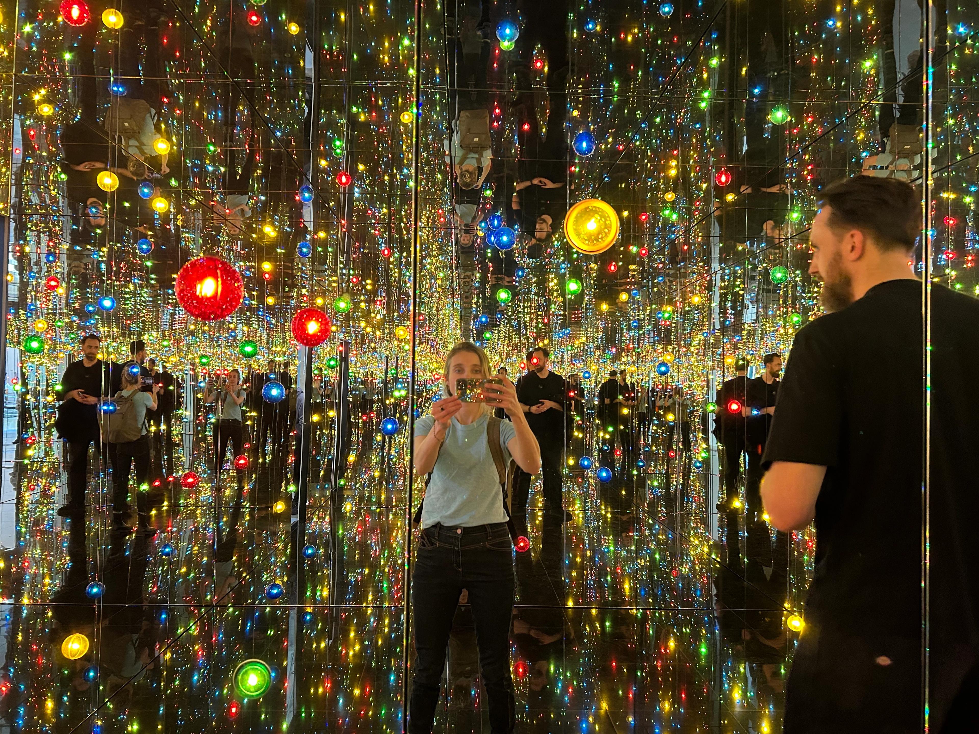 Hilmer Thijs (directeur INNOVATE) en Simone van Bennekom (Directeur Creatief Arnhem) ervaren Infinity Mirror Room van Yayoi Kusama in het Guggenheim Museum Bilbao