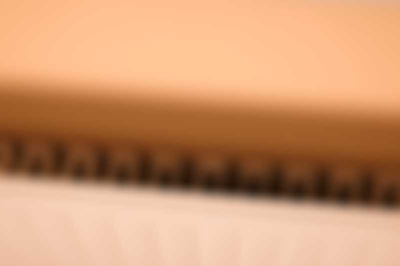 Foto av en hvit radiator som henger på en vegg.