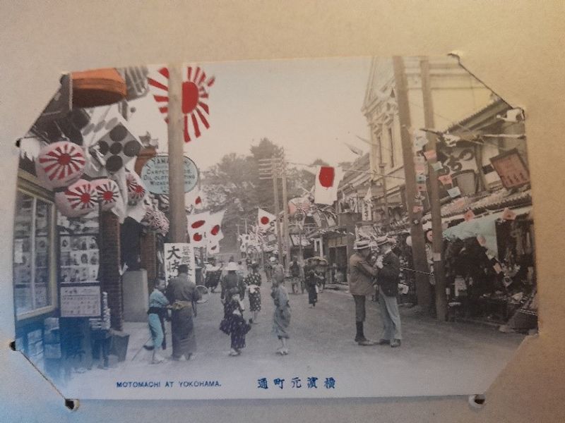 Carte postale peinte. Rue de Yokohama.