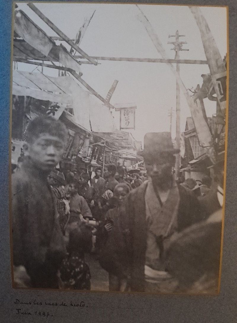 Photographie prise dans les rues de Kyôto en 1907.