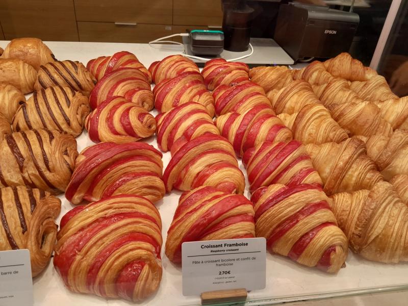 Croissants à la framboise dans la boulangerie Bo & Mie.