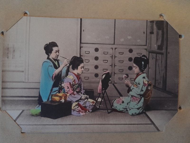 Carte postale peinte. Geishas.