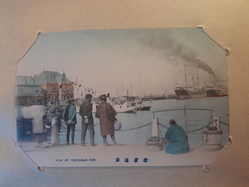 Carte postale peinte, ramenée par Puck. Port de Yokohama.