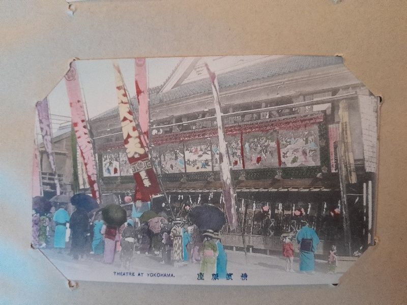 Carte postale peinte. Théâtre à Yokohama.